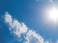 A luz do Sol leva cerca de oito minutos para chegar à Terra, mas a energia dentro de um fóton pode passar milhares de anos refletindo no núcleo denso do Sol antes de emergir da superfície para iniciar esta viagem de oito minutos.