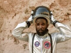 Os astronautas que retornam descrevem dores nas solas dos pés e na região lombar poucos dias após o pouso – após meses de ausência de peso, a coluna é subitamente forçada a suportar metade do peso do corpo.