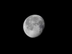 A Lua está se afastando da Terra a cerca de 3,8 centímetros por ano – medido em milímetros há mais de meio século pelos astronautas da Apollo refletindo luz laser em espelhos pousados na poeira lunar.