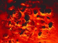 Presumimos que os planetas deviam ser abastecidos com água por cometas ou asteróides – mas um estudo da Nature de 2025 descobriu que Sub-Netuno, o planeta mais comum da galáxia, poderia ter criado os seus próprios oceanos ao reagir atmosferas de hidrogénio com rochas derretidas nas profundezas dos seus núcleos.