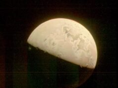 A lua de Júpiter, Io, é o corpo vulcanicamente mais ativo do Sistema Solar, com centenas de vulcões ativos que podem lançar plumas de enxofre a mais de 500 quilómetros acima da sua superfície – uma paisagem tão extrema que os primeiros cientistas da Voyager confundiram imagens das plumas com avarias da câmara.