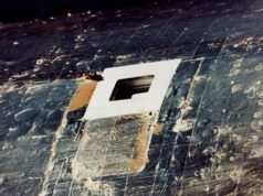 Em maio de 1973, o Skylab alcançou a órbita com o escudo térmico rasgado, uma asa solar perdida e a outra emperrada, deixando a primeira estação espacial da América a cerca de 54 graus Celsius – então os engenheiros construíram um guarda-sol em poucos dias e os astronautas o carregaram para salvar o laboratório.