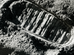 As pegadas deixadas pelos astronautas da Apollo na superfície lunar permanecerão lá, intactas, por pelo menos dez milhões de anos — não há vento, nem chuva, e quase nada que as apague.