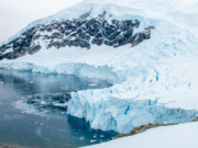 Em 2025, os perfuradores da Antártica alcançaram o leito rochoso e recuperaram o gelo que caiu como neve há 1,2 milhão de anos – com o ar daquele mundo desaparecido ainda selado dentro dele
