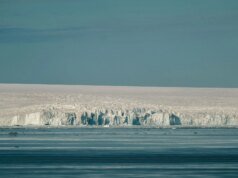 Como é que um lago do tamanho do Lago Ontário permanece líquido sob quatro quilómetros de gelo da Antártida, isolado da luz solar e da atmosfera durante cerca de quinze milhões de anos?