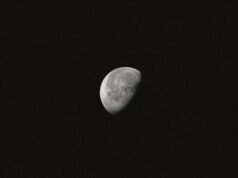 Os pesquisadores extraíram água diretamente do solo lunar em julho de 2025 e usaram a luz solar para convertê-la em oxigênio respirável e combustível de foguete – eliminando qualquer necessidade de transportar água da Terra, onde um galão custa cerca de US$ 83 mil para ser lançado.
