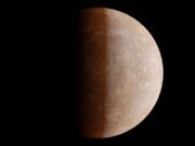Como é que o planeta mais próximo do Sol, com uma superfície que atinge os 430 graus ao meio-dia, retém milhares de milhões de toneladas de gelo que nunca derretem?