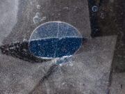 Pensa-se que pelo menos seis luas do nosso sistema solar escondem oceanos de água líquida sob as suas superfícies congeladas – e a lista pode continuar a crescer à medida que dados de naves espaciais antigas, modelos melhorados e novas missões revelam oceanos em locais cada vez mais inesperados.