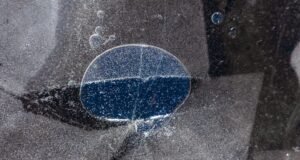 Pensa-se que pelo menos seis luas do nosso sistema solar escondem oceanos de água líquida sob as suas superfícies congeladas – e a lista pode continuar a crescer à medida que dados de naves espaciais antigas, modelos melhorados e novas missões revelam oceanos em locais cada vez mais inesperados.