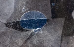 Pensa-se que pelo menos seis luas do nosso sistema solar escondem oceanos de água líquida sob as suas superfícies congeladas – e a lista pode continuar a crescer à medida que dados de naves espaciais antigas, modelos melhorados e novas missões revelam oceanos em locais cada vez mais inesperados.