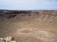 Um meteorito raro examinado em 2026 revelou evidências de uma Terra do tamanho da Lua que orbitou o jovem Sol há mais de 4,5 mil milhões de anos e depois desapareceu — possivelmente desintegrada numa colisão cataclísmica enquanto a Terra ainda estava a coalescer.