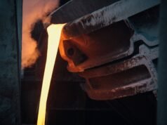 O núcleo interno da Terra não é uma rocha, mas uma esfera de metal sólido rico em ferro, menor que a Lua, mas possivelmente mais massiva. À medida que o planeta perde calor lentamente, o metal líquido congela na sua superfície, expandindo-a cerca de um milímetro por ano.