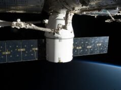Em fevereiro de 1985, a estação espacial soviética Salyut 7 ficou em silêncio e começou a tombar com baterias descarregadas, instrumentos congelados e neve cobrindo suas janelas; Quatro meses depois, dois astronautas atracaram manualmente a estação sem energia de 20 toneladas, entraram com máscaras de gás e a reavivaram com lanternas e fiação improvisada.