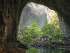 Os exploradores que desceram às cavernas do Vietname encontraram uma passagem tão vasta que tinha a sua própria selva, o seu próprio rio e o seu próprio clima, um mundo oculto tão grande que engolia um arranha-céus.