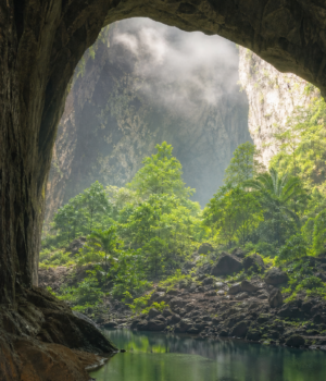 son-doong-cave-jungle-river-mist.png