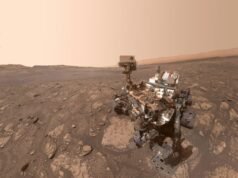 Em rochas ricas em argila com 3,5 mil milhões de anos de idade, da cratera Gale, o rover Curiosity da NASA identificou 21 moléculas baseadas em carbono – incluindo uma estrutura de anel contendo azoto ligada à química que pode ser anterior ao ARN e ao ADN – mostrando que antigos sedimentos marcianos poderiam ter preservado o complexo durante milhares de milhões de anos.