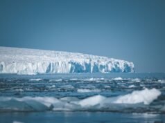 Os cientistas identificaram uma estrutura gigante em forma de leque enterrada sob a camada de gelo da Antártida Oriental, sugerindo que o continente congelado pode estar a esconder cicatrizes geológicas da ruptura que ajudou a separar a Antártida da Austrália.
