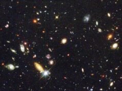 Duas estruturas massivas – o arco gigante e o grande anel – aparecem na mesma região do espaço profundo e à mesma distância cósmica, um par tão inesperado que Alexia Lopez, uma das astrónomos que as descobriu, diz que a cosmologia actual tem dificuldade em explicar qualquer uma delas, muito menos ambas.