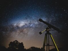 Um planeta a cerca de 700 anos-luz de distância tem nuvens minerais que se formam todas as manhãs e desaparecem completamente à noite — um ciclo climático diurno feito de rocha, confirmado pelo Telescópio Espacial James Webb em maio de 2026.