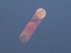 Strawberry Moon como você nunca viu antes. O fotógrafo usou um truque inteligente para mostrar a lua cheia no céu
