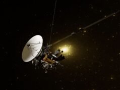 A sonda Voyager 1, lançada em 1977, está agora tão longe da Terra que são necessárias mais de 22 horas para que um sinal de rádio a alcance à velocidade da luz, e ainda envia dados do espaço interestelar através de uma fonte de energia do tamanho de uma bateria de carro.
