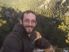 Família de homem de Minnesota baleado por agentes de imigração descobre que filho foi morto enquanto assistia a imagens ao vivo na TV após identificar sua jaqueta e óculos