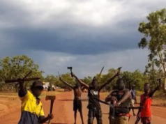 A polícia atacou cidades australianas do “Velho Oeste” com pedras, flechas e barras de metal.