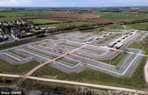 Um enorme estacionamento de £ 32 milhões que está vazio há dois anos teve sua reabertura adiada porque a estrada de ligação ainda não foi concluída.