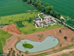 Beckhams vencem a batalha pela ‘iluminação de Blackpool’, banheira de hidromassagem e fogueira em sua casa de £ 6,15 milhões em Cotswolds, apesar das objeções do vizinho ágil (que mora a 14.500 quilômetros de distância, na Austrália)