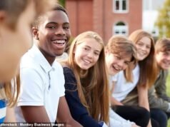 As diferenças entre os sexos ‘podem ser inatas’, diz o especialista, que as meninas vencem os meninos nos GCSEs pelo 38º ano