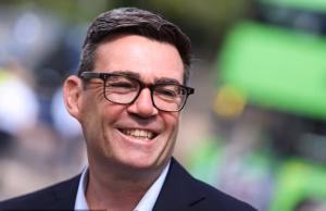 Os principais escritores pediram a Andy Burnham que concedesse às pequenas livrarias a mesma redução de impostos que os pubs