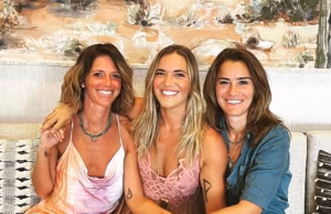 Milionária lésbica convence jovem glamourosa a entrar no Throople com a esposa, onde gravarão vídeos de dramatização de mãe e filha… então as coisas saem espetacularmente dos trilhos