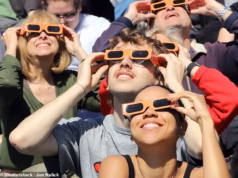 Os observadores do céu se aglomeraram para comprar óculos para eclipse a tempo para o evento, já que os varejistas de rua estavam esgotados