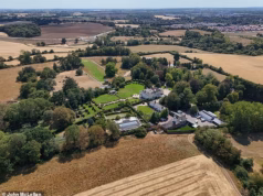 Sir Rod, como a grama é tão verde? O campo de minigolfe de Stewart é um oásis durante uma seca recorde