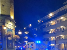 Um homem de 22 anos foi preso depois que um homem de 25 anos foi morto a tiros do lado de fora de um pub em Clapham em um suposto ataque de gangue.