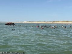 O mega bote recorde para migrantes quase virou ao navegar para a Grã-Bretanha com mais de 260 pessoas, incluindo crianças, a bordo