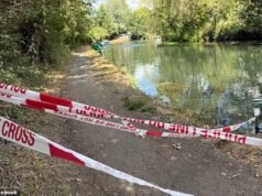 Um maníaco por machado que matou um homem no caminho de um rio e o deixou com ferimentos que mudaram sua vida está fugindo em Londres há mais de uma semana