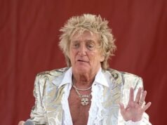 Rod Stewart, 81 anos, revelou que passou por uma cirurgia cardíaca e tirará quatro semanas de folga depois de ser forçado a cancelar seu show devido a um misterioso problema médico “inesperado”.