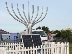 Empresário muçulmano rezando no memorial do genocídio de Bondi Beach vestindo traje de surf ‘Free Palestine’ City 2 explica por que ele fez isso – enquanto fotos são tiradas on-line pela tempestade