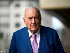 A ex-namorada do atleta descreveu a reação após a visita a Alan Jones: ‘Como se ela tivesse visto um fantasma’
