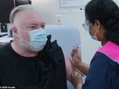 Kyle Sandilands diz que foi ‘enganado’ pela campanha de vacina da Covid: ‘Admito que estava errado’