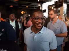 Os democratas entram em pânico quando a estrela socialista cai por uma votação mínima depois que o dinheiro republicano impulsiona sua ascensão