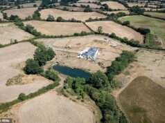 Grama morta ao redor da mini casa de Sarah Benny em Downton Abbey, de £ 3 milhões (embora ela não proíba mangueiras)