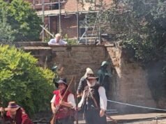 ‘Volte para Worcester!’ Momentos depois, vizinhos descontentes invadiram as paredes e começaram a abusar dos reencenadores da Guerra Civil na frente do prefeito e da família da cidade.