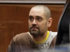 Nick Reiner foi formalmente acusado de assassinar seu pai, o diretor de cinema, Rob, e sua mãe, Michelle, em sua mansão em Los Angeles.