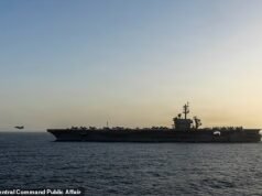 Marinheiros da Marinha perturbados tentam pular do USS Abraham Lincoln enquanto seu destacamento é estendido indefinidamente.