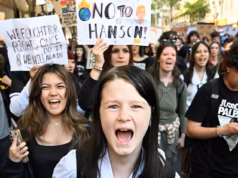 Milhares de crianças em idade escolar saem da sala de aula para protestar contra Pauline Hanson: ‘Ela é uma nacionalista nojenta’