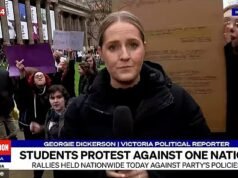 Manifestantes roubam o microfone da repórter durante o comício anti-Pauline Hanson – antes que ela os persiga para recuperá-lo