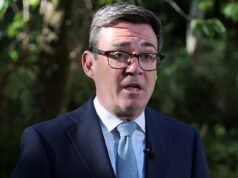 Andy Burnham ‘vai levar adiante o plano de transferir requerentes de asilo para áreas de classe média, apesar do alto custo para os contribuintes’