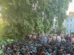 Milhares de bicicletas de cal sujam as ruas enquanto a limpeza começa depois que os observadores do céu se reúnem para se maravilhar com o eclipse